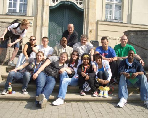 Internationale Jugend vor dem Altlandsberger Rathaus